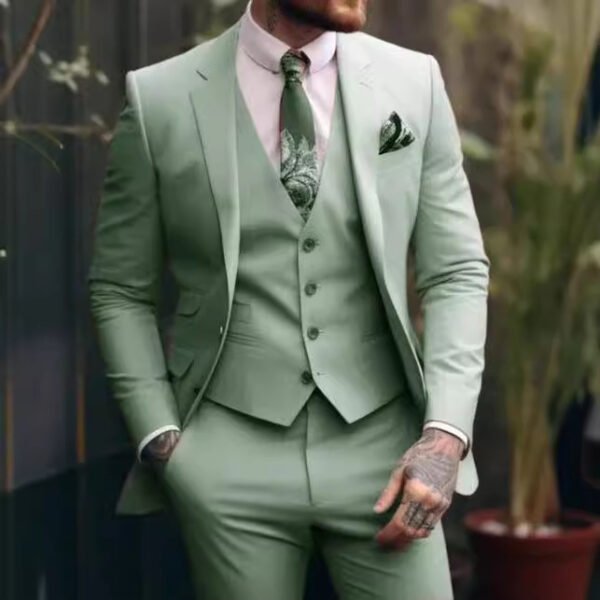 Stylish Plus-Size Slim Fit Three-Piece Suit – Comfortable & Elegant
